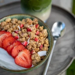 Crunchy Granola Jordgubb, Hasselnöt & Kokos 450g